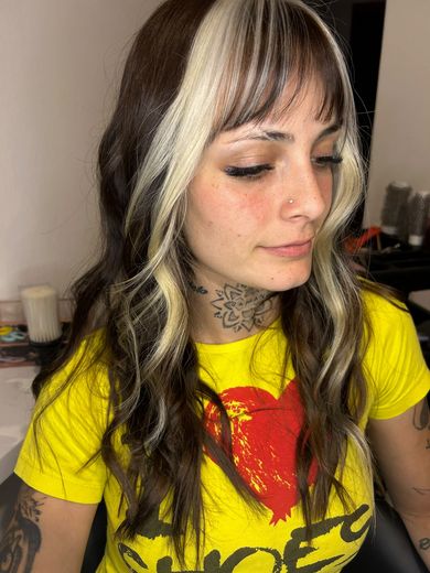 Cambio de look: castaño oscuro con mechones rubio platino adelante, flequillo abierto y ondas