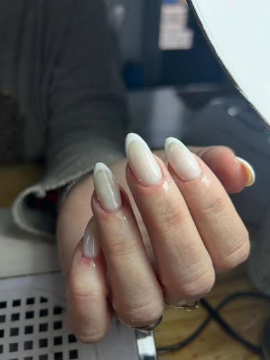 Uñas almendra largas con semipermanente baby boomer, blanco lechoso, junto al aro de luz