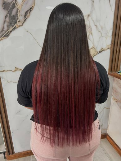 Retoque de color: pelo lacio largo con raíz castaña y largos color cereza, de espaldas